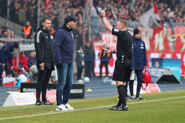 Braunschweig vs Cologne, 2 BL Braunschweig, 01 02 2025, FOOTBALL Eintracht Braunschweig vs 1 FC Cologne, 2 BL, Season 2024 25 Referee Lars Erbst shows head coach Daniel Scherning Eintracht Braunschweig the yellow card Braunschweig
