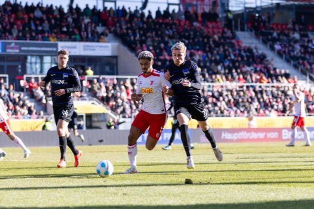 01 02 2025, Soccer, GER, Season, 2 Liga, Season 2024 2025, 20 Matchday, SSV Jahn Regensburg Hertha BSC Berlin Bryan Hein SSV Jahn on the ball against Marten Winkler DFL REGULATIONS PROHIBIT ANY USE OF PHOTOGRAPHS AS IMAGE SEQUENCES AND OR QUASI VIDEO