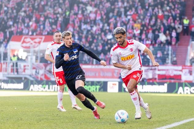 01 02 2025, Soccer, GER, Season, 2 Liga, Season 2024 2025, Matchday 20, SSV Jahn Regensburg Hertha BSC Berlin Michael Cuisance vs Bryan Hein SSV Jahn DFL REGULATIONS PROHIBIT ANY USE OF PHOTOGRAPHS AS IMAGE SEQUENCES AND OR QUASI VIDEO