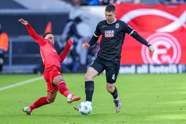 01 02 2025, Fußball, Fortuna Düsseldorf SSV Ulm 1846, 2 Fußball Bundesliga, 20 Spieltag, Merkur Spiel Arena, Saison 2024 2025 Myron van Brederode Fortuna Düsseldorf 10 im Zweikampf gegen Tom Gaal SSV Ulm 4 DFB regulations prohibit any use of photographs as image sequences and or quasi video Nordrhein Westfalen Germany