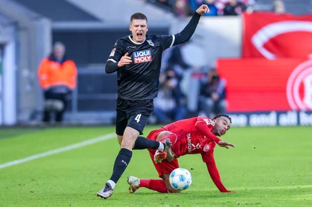 01 02 2025, Fußball, Fortuna Düsseldorf SSV Ulm 1846, 2 Fußball Bundesliga, 20 Spieltag, Merkur Spiel Arena, Saison 2024 2025 Myron van Brederode Fortuna Düsseldorf 10 im Zweikampf gegen Tom Gaal SSV Ulm 4 DFB regulations prohibit any use of photographs as image sequences and or quasi video Nordrhein Westfalen Germany