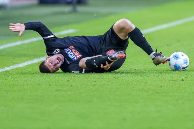 01 02 2025, Football, Fortuna Düsseldorf SSV Ulm 1846, 2 Fußball Bundesliga, 20 Matchday, Merkur Spiel Arena, Season 2024 2025 Tom Gaal SSV Ulm 4 lies with pain on the pitch DFB regulations prohibit any use of photographs as image sequences and or quasi video Nordrhein Westfalen Germany