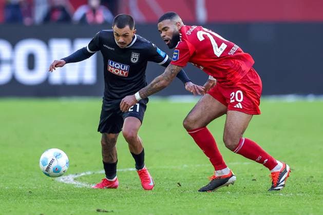01 02 2025, Football, Fortuna Düsseldorf SSV Ulm 1846, 2 Fußball Bundesliga, 20 Matchday, Merkur Spiel Arena, Saison 2024 2025 Oliver Batista Meier SSV Ulm 21 in duel against Jamil Siebert Fortuna Düsseldorf 20 DFB regulations prohibit any use of photographs as image sequences and or quasi video Nordrhein Westfalen Germany