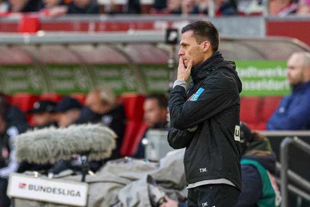 Düsseldorf, Germany, 01 02 25 Coach Thomas Wörle SSV Ulm 1846 looks on during the 2 Bundesliga match between Fortuna Düsseldorf vs SSV Ulm 1846 at Merkur Spiel Arena on 01 February 2025 in Düsseldorf, Germany Düsseldorf Merkur Spiel Arena North Rhine Westphalia Germany Copyright: xStefanxBrauerx xBrauer-Fotoagentx