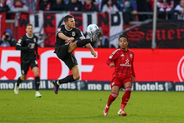 Düsseldorf, Germany, 01 02 25 Romario Rösch SSV Ulm 1846 and Myron Cedric van Brederode Fortuna Duesseldorf fighting for the ball during the 2 Bundesliga match between Fortuna Düsseldorf vs SSV Ulm 1846 at Merkur Spiel Arena on 01 February 2025 in Düsseldorf, Germany Düsseldorf Merkur Spiel Arena North Rhine Westphalia Germany Copyright: xStefanxBrauerx xBrauer-Fotoagentx