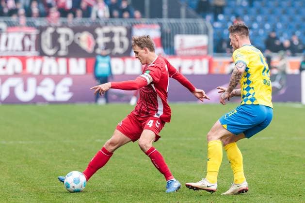 2 Soccer Bundesliga Eintracht Braunschweig 1 FC Köln 01 02 2025 duel Timo Hübers 1 FC Köln, 4 , Sebastian Polter Eintracht Braunschweig, 17 2 Soccer Bundesliga, Eintracht Braunschweig 1 FC Köln, Braunschweig, EINTRACHT Stadion am 01 02 2025 DFL REGULATIONS PROHIBIT ANY USE OF PHOTOGRAPHS AS IMAGE SEQUENCES AND OR QUASI VIDEO Copyright: xBEAUTIFULxSPORTS Wunderlx