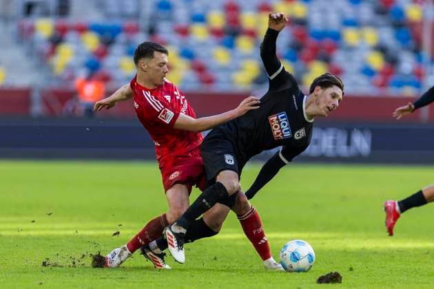 2 Bundesliga Fortuna Düsseldorf SSV Ulm 1846 Fussball, 01 02 2024 Dzenan Pejcinovic Fortuna Düsseldorf, 7 in duel with Semir Telalovic SSV Ulm 1846 Fussball, 29 2 Bundesliga, Fortuna Düsseldorf SSV Ulm 1846 Fussball, 20 Spieltag, am 01 02 2024, Merkur Spiel Arena, Düsseldorf DFL regulations prohibit any use of photographs as image sequences and or quasi video Copyright: xBEAUTIFULxSPORTS Meuselx