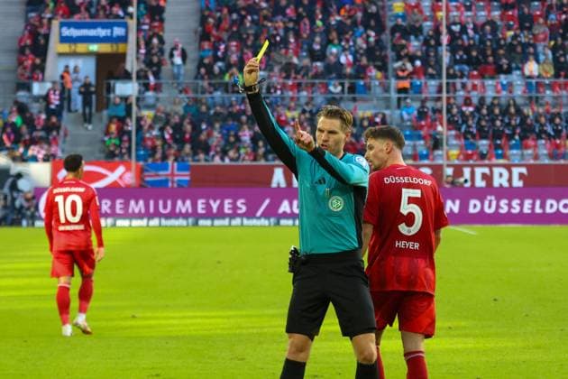 01 02 2025, xfanx, Soccer 2 Bundesliga, Fortuna Duesseldorf SSV Ulm 1846 v l Referee Timo Gerlach Germany shows Romario Rösch SSV Ulm 1846 the yellow card after a foul DFL DFB REGULATIONS PROHIBIT ANY USE OF PHOTOGRAPHS as IMAGE SEQUENCES and or QUASI VIDEO Duesseldorf mfan