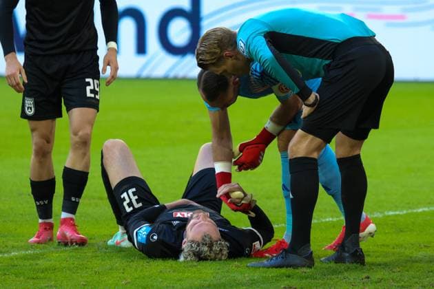 01 02 2025, xfanx, Fußball 2 Bundesliga, Fortuna Duesseldorf SSV Ulm 1846 v l Philipp Strompf SSV Ulm 1846 lies injured on the pitch DFL DFB REGULATIONS PROHIBIT ANY USE OF PHOTOGRAPHS as IMAGE SEQUENCES and or QUASI VIDEO Duesseldorf mfan