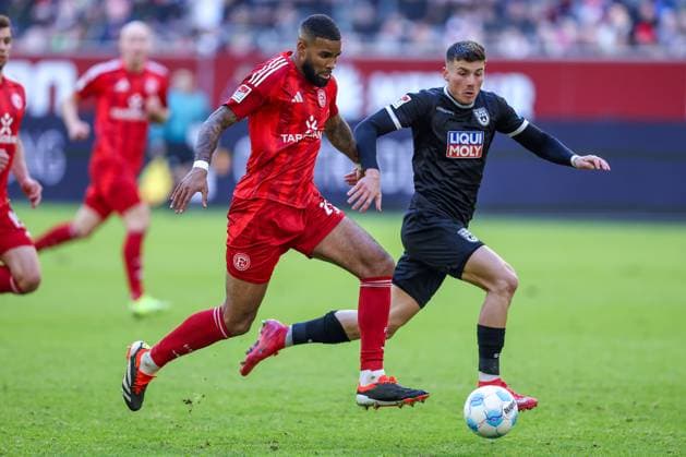 01 02 2025, Football, Fortuna Düsseldorf SSV Ulm 1846, 2 Fußball Bundesliga, 20 Matchday, Merkur Spiel Arena, Saison 2024 2025 Jamil Siebert Fortuna Düsseldorf 20 in duel against Semir Telalovic SSV Ulm 29 DFB regulations prohibit any use of photographs as image sequences and or quasi video Nordrhein Westfalen Germany