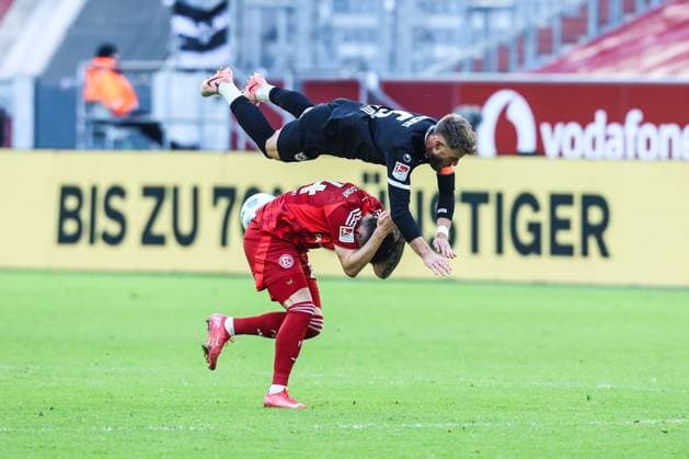 Sport, Football, 2 Bundesliga Season 2024 2025 20 Matchday Fortuna Düsseldorf SSV Ulm 1846 01 02 2025, MERKUR SPIEL ARENA Dawid Kownacki Fortuna Düsseldorf, 24 Johannes Reichert SSV Ulm 1846, 5 Düsseldorf MERKUR SPIEL ARENA North Rhine-Westphalia Germany