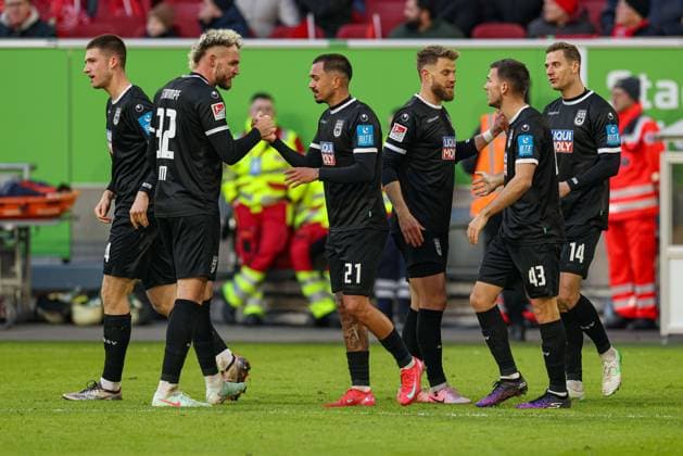 Düsseldorf, Germany, 01 02 25 Oliver Batista Meier SSV Ulm 1846 celebrates with his team after scoring a goal to make it 2 2 during the 2 Bundesliga match between Fortuna Düsseldorf vs SSV Ulm 1846 at Merkur Spiel Arena on 01 February 2025 in Düsseldorf, Germany Düsseldorf Merkur Spiel Arena North Rhine Westphalia Germany Copyright: xStefanxBrauerx xBrauer-Fotoagentx