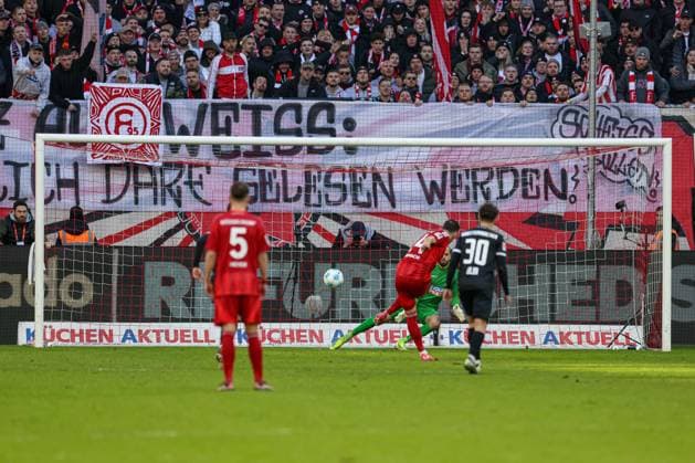 Düsseldorf, Germany, 01 02 25 Dawid Kownacki Fortuna Düsseldorf shoots a penalty during the 2 Bundesliga match between Fortuna Düsseldorf vs SSV Ulm 1846 at Merkur Spiel Arena on 01 February 2025 in Düsseldorf, Germany Düsseldorf Merkur Spiel Arena North Rhine Westphalia Germany Copyright: xStefanxBrauerx xBrauer-Fotoagentx