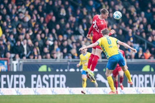 2 Soccer Bundesliga Eintracht Braunschweig 1 FC Köln 01 02 2025 Header Steffen Tigges 1 FC Köln, 21 2 Soccer Bundesliga, Eintracht Braunschweig 1 FC Köln, Braunschweig, EINTRACHT Stadion am 01 02 2025 DFL REGULATIONS PROHIBIT ANY USE OF PHOTOGRAPHS AS IMAGE SEQUENCES AND OR QUASI VIDEO Copyright: xBEAUTIFULxSPORTS Wunderlx