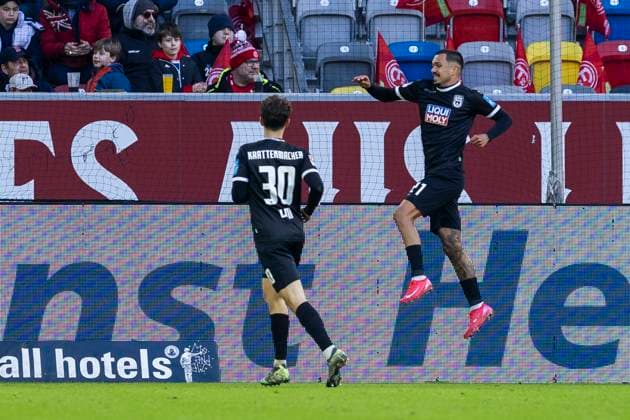 2 Soccer Bundesliga Fortuna Düsseldorf SSV Ulm 1846 Soccer, 01 02 2024 Cheering after the goal for 2 2 by Oliver Batista Meier SSV Ulm 1846 Soccer, 21 2 Soccer Bundesliga, Fortuna Düsseldorf SSV Ulm 1846 Soccer, 20 Matchday, on 01 02 2024, Merkur Spiel Arena, Düsseldorf DFL regulations prohibit any use of photographs as image sequences and or quasi video Copyright: xBEAUTIFULxSPORTS Meuselx