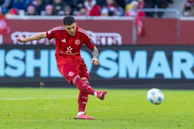 2 Bundesliga Fortuna Düsseldorf SSV Ulm 1846 Fussball, 01 02 2024 Dawid Kownacki Fortuna Düsseldorf, 24 scores the goal to make it 3 2 from the penalty spot 2 Bundesliga, Fortuna Düsseldorf SSV Ulm 1846 Fussball, 20 Spieltag, am 01 02 2024, Merkur Spiel Arena, Düsseldorf DFL regulations prohibit any use of photographs as image sequences and or quasi video Copyright: xBEAUTIFULxSPORTS Meuselx