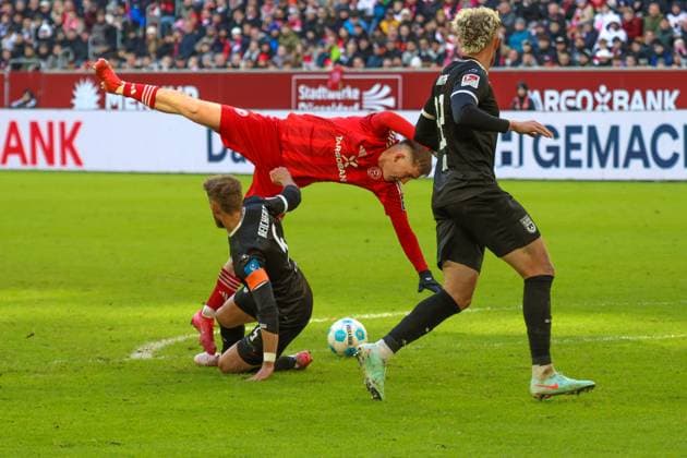 01 02 2025, xfanx, Soccer 2 Bundesliga, Fortuna Duesseldorf SSV Ulm 1846 v l Johannes Reichert SSV Ulm 1846 fouls Isak Johannesson Fortuna Duesseldorf , resulting in a penalty for Duesseldorf DFL DFB REGULATIONS PROHIBIT ANY USE OF PHOTOGRAPHS as IMAGE SEQUENCES and or QUASI VIDEO Duesseldorf mfan