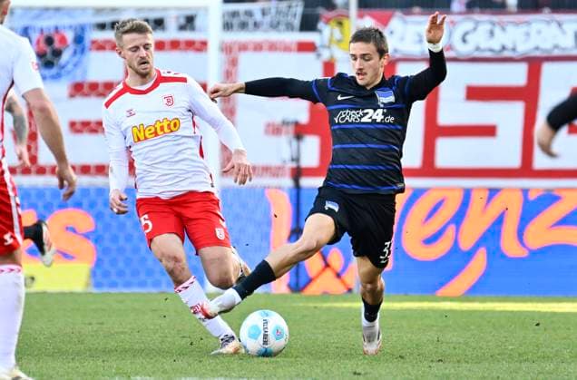 01 02 2025 Soccer Season 2024 2025 2 Soccer Bundesliga 20 Matchday SSV Jahn Regensburg Hertha BSC Berlin Sportfoto Zink xwoxzix DFL regulations prohibit any use of photographs as image sequences and or quasi video only for editorial use Sebastian Ernst 15, SSV Jahn Regensburg Michal Karbownik 33, Hertha BSC Berlin