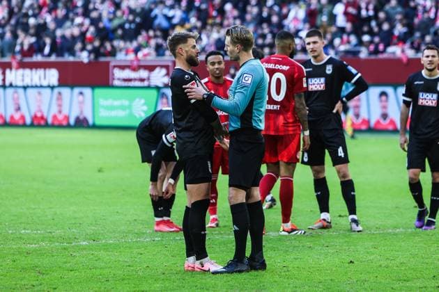 Sport, Football, 2 Bundesliga Season 2024 2025 20 Matchday Fortuna Düsseldorf SSV Ulm 1846 01 02 2025, MERKUR SPIEL ARENA Johannes Reichert SSV Ulm 1846, 5 Timo Gerach Referee Düsseldorf MERKUR SPIEL ARENA North Rhine-Westphalia Germany