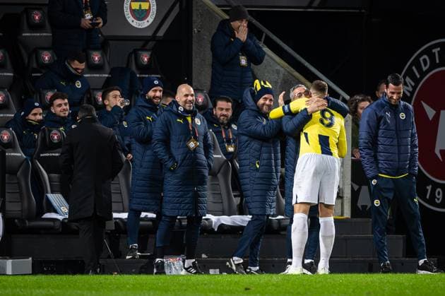 FC Midtjylland v Fenerbahce, UEFA Europa League, Herning, Denmark Herning, Denmark. 30th, January 2025. Edin Dzeko (9) of Fenerbahce scores for 1-2 and celebrates with a member of staff during the UEFA Europa League match between FC Midtjylland and Fenerbahce at MCH Arena in Herning. Denmark, Herning  Copyright: xGonzalesxPhoto MortenxKjaerx