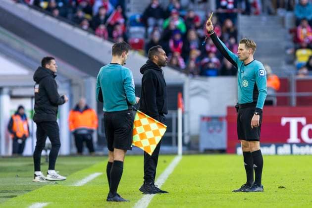 2. Fussball-Bundesliga: Fortuna Düsseldorf - SSV Ulm 1846 Fussball, 01.02.2024 Daniel Thioune (Fortuna Düsseldorf, Cheftrainer) sieht die gelbe Karte. 2. Fussball-Bundesliga, Fortuna Düsseldorf - SSV Ulm 1846 Fussball, 20. Spieltag, am 01.02.2024, Merkur Spiel-Arena, Düsseldorf DFL regulations prohibit any use of photographs as image sequences and or quasi-video Copyright: xBEAUTIFULxSPORTS Meuselx