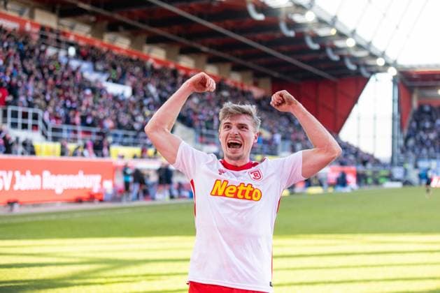 01 02 2025, Soccer, GER, Season, 2 Liga, Season 2024 2025, Matchday 20, SSV Jahn Regensburg Hertha BSC Berlin Cheering after the 2 0 by Elias Huth SSV Jahn Regensburg DFL REGULATIONS PROHIBIT ANY USE OF PHOTOGRAPHS AS IMAGE SEQUENCES AND OR QUASI VIDEO