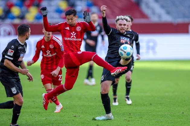 01 02 2025, Football, Fortuna Düsseldorf SSV Ulm 1846, 2 Fußball Bundesliga, 20 Matchday, Merkur Spiel Arena, Saison 2024 2025 Shinta Appelkamp Fortuna Düsseldorf 23 in duel against Philipp Strompf SSV Ulm 32 DFB regulations prohibit any use of photographs as image sequences and or quasi video Nordrhein Westfalen Germany