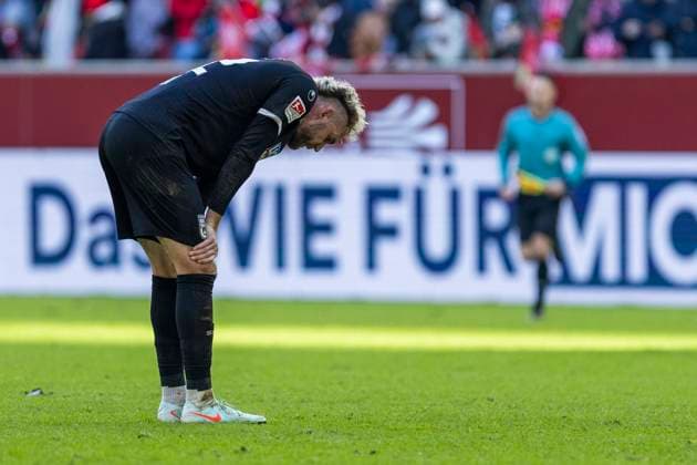 2 Soccer Bundesliga Fortuna Düsseldorf SSV Ulm 1846 Soccer, 01 02 2024 Philipp Strompf SSV Ulm 1846 Soccer, 32 after final whistle 2 Soccer Bundesliga, Fortuna Düsseldorf SSV Ulm 1846 Soccer, 20 Matchday, on 01 02 2024, Merkur Spiel Arena, Düsseldorf DFL regulations prohibit any use of photographs as image sequences and or quasi video Copyright: xBEAUTIFULxSPORTS Meuselx