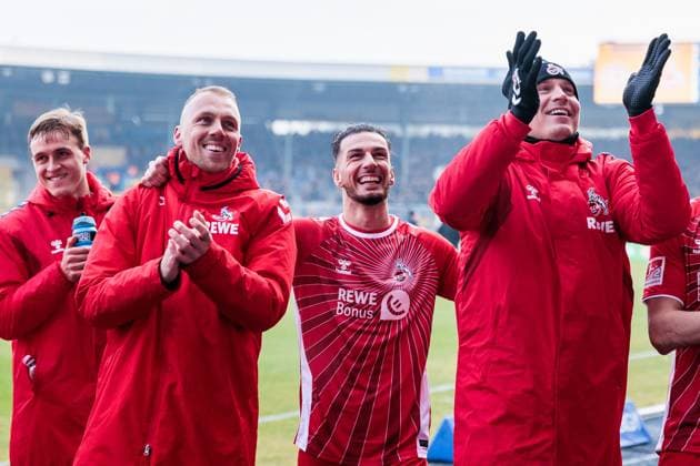 2 Soccer Bundesliga Eintracht Braunschweig 1 FC Köln 01 02 2025 Marvin Schwäbe 1 FC Köln, 1 , Leart Paqarada 1 FC Köln, 17 , Matthias Köbbing 1 FC Köln, 44 applaud laughing towards the curve 2 Soccer Bundesliga, Eintracht Braunschweig 1 FC Köln, Braunschweig, EINTRACHT Stadion am 01 02 2025 DFL REGULATES PROHIBIT ANY USE OF PHOTOGRAPHS AS IMAGE SEQUENCES AND OR QUASI VIDEO Copyright: xBEAUTIFULxSPORTS Wunderlx
