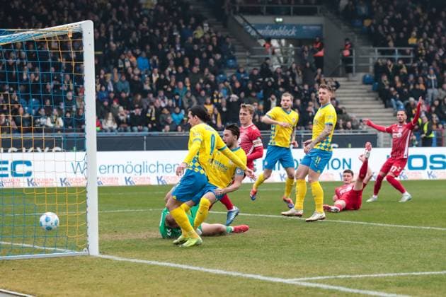 Goalscorer Ermin Bicakcic Eintracht Braunschweig,6 scores to 1 0 2 Soccer Bundesliga Season 2024 2025 Eintracht Braunschweig vs 1 FC Köln at Eintracht Stadion in Braunschweig Action,Soccer,Man,Men,Germany,01 02 2025