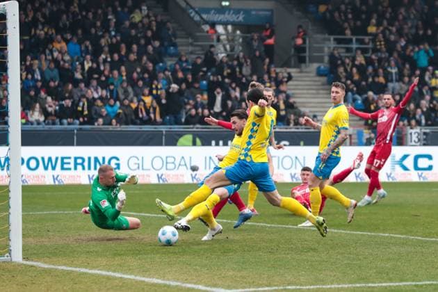 Goalscorer Ermin Bicakcic Eintracht Braunschweig,6 scores to 1 0 2 Soccer Bundesliga Season 2024 2025 Eintracht Braunschweig vs 1 FC Köln at Eintracht Stadion in Braunschweig Action,Soccer,Man,Men,Germany,01 02 2025