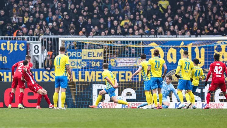 Goalscorer Eric Martel 1 FC Köln,6 scores to 1 1 against Robert Ivanov Eintracht Braunschweig,5 2 Soccer Bundesliga Season 2024 2025 Eintracht Braunschweig vs 1 FC Köln at Eintracht Stadion in Braunschweig Action,soccer,man,men,Germany,01 02 2025