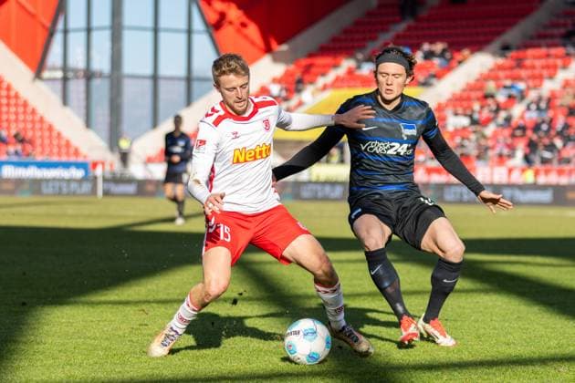 01 02 2025, Soccer, GER, Season, 2 Liga, Season 2024 2025, 20 Matchday, SSV Jahn Regensburg Hertha BSC Berlin Sebastian Ernst SSV Jahn Regensburg on the ball in front of Fabian Reese DFL REGULATIONS PROHIBIT ANY USE OF PHOTOGRAPHS AS IMAGE SEQUENCES AND OR QUASI VIDEO