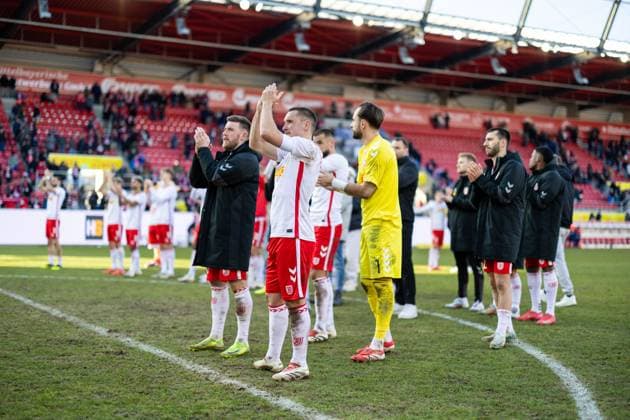 01 02 2025, Soccer, GER, Season, 2 Liga, Season 2024 2025, Matchday 20, SSV Jahn Regensburg Hertha BSC Berlin The Jahn players thank the fans after the match DFL REGULATIONS PROHIBIT ANY USE OF PHOTOGRAPHS AS IMAGE SEQUENCES AND OR QUASI VIDEO
