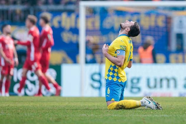 2 Fußball Bundesliga Eintracht Braunschweig 1 FC Köln 01 02 2025 Ermin Bicakcic Eintracht Braunschweig, 6 frustrated on the ground 2 Fußball Bundesliga, Eintracht Braunschweig 1 FC Köln, Braunschweig, EINTRACHT Stadion am 01 02 2025 DFL REGULATIONS PROHIBIT ANY USE OF PHOTOGRAPHS AS IMAGE SEQUENCES AND OR QUASI VIDEO Copyright: xBEAUTIFULxSPORTS Wunderlx