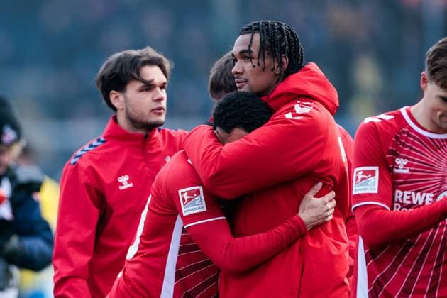 2 Soccer Bundesliga Eintracht Braunschweig 1 FC Köln 01 02 2025 Oliver Schmitt 1 FC Köln, 39 and Damion Downs 1 FC Köln, 42 embrace after the final whistle 2 Soccer Bundesliga, Eintracht Braunschweig 1 FC Köln, Braunschweig, EINTRACHT Stadion am 01 02 2025 DFL REGULATIONS PROHIBIT ANY USE OF PHOTOGRAPHS AS IMAGE SEQUENCES AND OR QUASI VIDEO Copyright: xBEAUTIFULxSPORTS Wunderlx