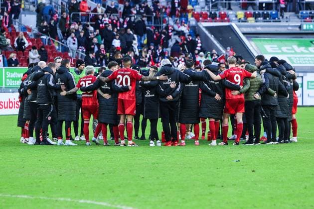 Sports, Football, 2 Bundesliga Season 2024 2025 20 Matchday Fortuna Düsseldorf SSV Ulm 1846 01 02 2025, MERKUR SPIEL ARENA Team circle Fortuna Düsseldorf Düsseldorf MERKUR SPIEL ARENA North Rhine-Westphalia Germany