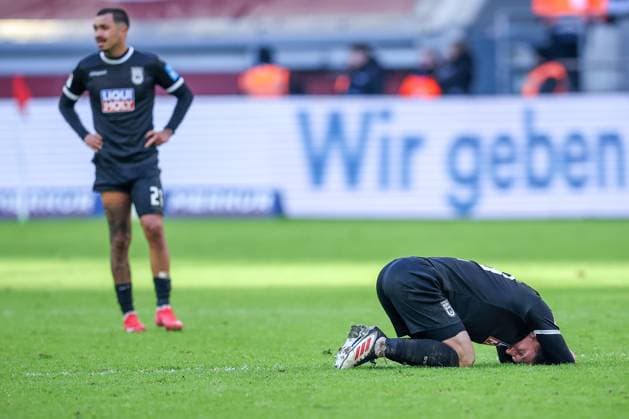 01 02 2025, Soccer, Fortuna Düsseldorf SSV Ulm 1846, 2 Soccer Bundesliga, 20 Matchday, Merkur Spiel Arena, Season 2024 2025 Disappointment after the 2 3 defeat Max Brandt SSV Ulm 23 kneels disappointed on the pitch DFB regulations prohibit any use of photographs as image sequences and or quasi video North Rhine-Westphalia Germany