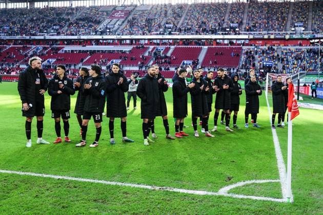 Sport, Football, 2 Bundesliga Season 2024 2025 20 Matchday Fortuna Düsseldorf SSV Ulm 1846 01 02 2025, MERKUR SPIEL ARENA The players of SSV Ulm 1846 after the match with the fans Düsseldorf MERKUR SPIEL ARENA North Rhine-Westphalia Germany