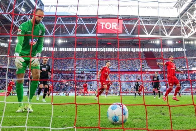 01 02 2025, Fußball, Fortuna Düsseldorf SSV Ulm 1846, 2 Fußball Bundesliga, 20 Spieltag, Merkur Spiel Arena, Saison 2024 2025 Torjubel Elfmeter zum 3 2 durch Torschütze Dawid Kownacki Fortuna Düsseldorf 24 Torwart Christian Ortag SSV Ulm 39 sammelt enttäuscht den Ball aus dem tor DFB regulations prohibit any use of photographs as image sequences and or quasi video Nordrhein Westfalen Germany