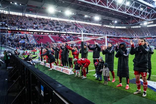 Sport, Football, 2 Bundesliga Season 2024 2025 20 Matchday Fortuna Düsseldorf SSV Ulm 1846 01 02 2025, MERKUR SPIEL ARENA The players of Fortuna Düsseldorf after the match with the fans Düsseldorf MERKUR SPIEL ARENA North Rhine-Westphalia Germany