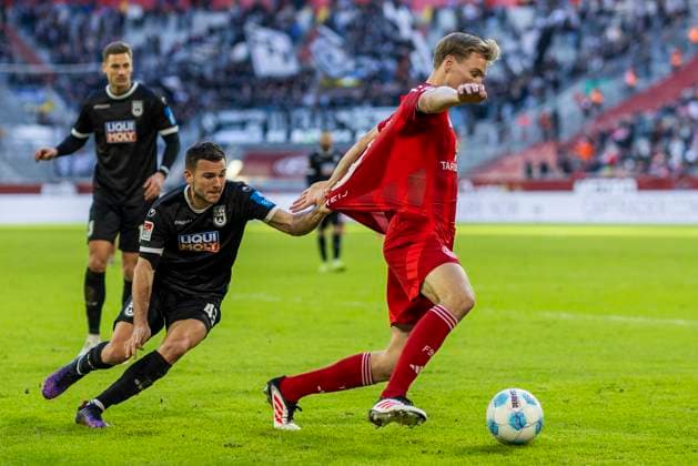 2 Bundesliga Fortuna Düsseldorf SSV Ulm 1846 Fussball, 01 02 2024 Romario Rösch SSV Ulm 1846 Fussball, 43 in duel with Vincent Vermeij Fortuna Düsseldorf, 9 2 Bundesliga, Fortuna Düsseldorf SSV Ulm 1846 Fussball, 20 Spieltag, am 01 02 2024, Merkur Spiel Arena, Düsseldorf DFL regulations prohibit any use of photographs as image sequences and or quasi video Copyright: xBEAUTIFULxSPORTS Meuselx