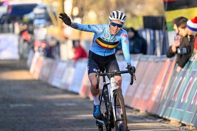 2025 UCI Cyclo-Cross WC - Men Under 23 LIEVIN, FRANCE - FEBRUARY 01 : Cant Sanne (BEL) waving goodbye at the finish line during the 2025 UCI Cyclo-Cross World Championships for Men Under 23 on February 01, 2025 in Lievin, France, 01 02 2025 Lievin France  Copyright: xNicoxVereeckenx