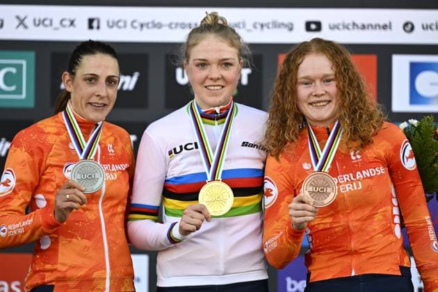 Sport Bilder des Tages Dutch Lucinda Brand, Dutch Fem Van Empel and Dutch Puck Pieterse celebrate on the podium after the women elite race, at the UCI Cyclocross World Championships, in Lievin, France, Saturday 01 February 2025. The world championships are taking place from 31 January until 02 February. JASPERxJACOBS  x111581859x