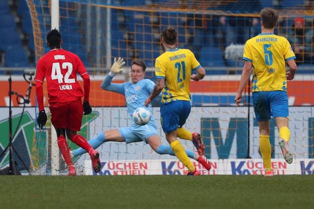 Braunschweig vs Cologne, 2 BL Braunschweig, 01 02 2025, FOOTBALL Eintracht Braunschweig vs 1 FC Cologne, 2 BL, Season 2024 25 Damion Downs 1 FC Cologne , Goalkeeper Ron Thorben Hoffmann Eintracht Braunschweig Braunschweig