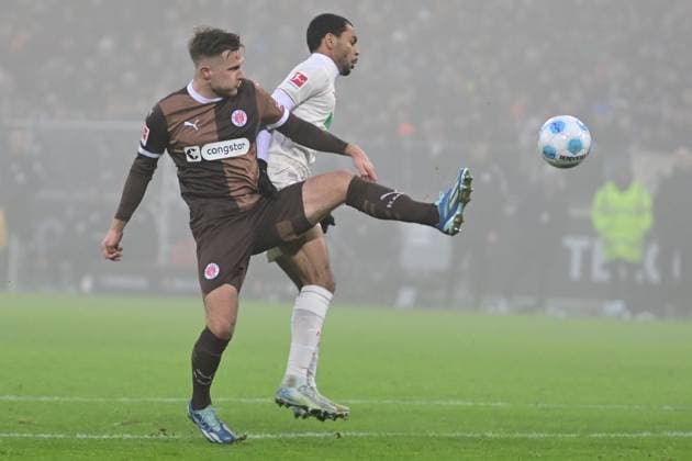 Soccer I Men I Season 2024 2025 I Bundesliga I 20 Matchday I FC St Pauli FC Augsburg I 1 2 2024 Johannes Eggestein 11, FC St Pauli gets ahead of Alexis Claude Maurice 20, FC Augsburg on the ball Hamburg Millerntor Stadion Hamburg Germany Copyright: xLobeca AndreasxHannigx