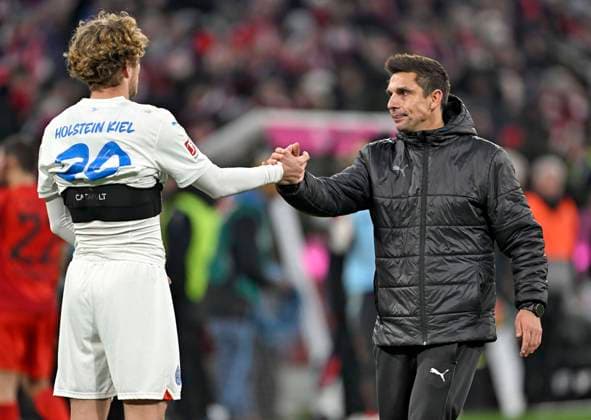 01 02 2025, Soccer 1 Bundesliga 2024 2025, Matchday 20, FC Bayern Munich Holstein Kiel, in the Allianz Arena Munich Coach Marcel Rapp Holstein Kiel donates consolation, Fiete Arp Holstein Kiel DFL and DFB regulations prohibit any use of photographs as image sequences and or quasi video