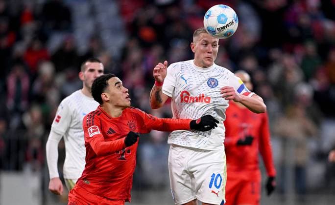Soccer 1 Bundesliga Season 2024 2025 20 Matchday FC Bayern Muenchen Holstein Kiel 01 02 2025 Jamal Musiala left, FC Bayern Muenchen vs Lewis Holtby right, Holstein Kiel
