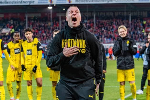 Bilder des Jahres 2025, Sport 02 Februar Sport Themen der Woche KW05 Sport Bilder des Tages 01.02.2025, 1. FC Heidenheim vs. Borussia Dortmund, 1. Bundesliga, 20. Spieltag Mike Tullberg (Borussia Dortmund, Trainer) jubelt nach Abpfiff Wichtiger Hinweis: Gemaess den Vorgaben der DFL Deutsche Fussball Liga bzw. des DFB Deutscher Fussball-Bund ist es untersagt, in dem Stadion und oder vom Spiel angefertigte Fotoaufnahmen in Form von Sequenzbildern und oder videoaehnlichen Fotostrecken zu verwerten *** 01 02 2025, 1 FC Heidenheim vs Borussia Dortmund, 1 Bundesliga, Matchday 20 Mike Tullberg Borussia Dortmund, Coach cheers after the final whistle Important note According to the regulations of the DFL German Football League and the DFB German Football Association, it is prohibited to use photographs taken in the stadium and or of the match in the form of sequential images and or video-like photo series Copyright: xBahhoxKarax
