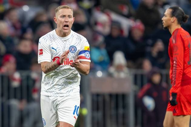Lewis Holtby 10 Holstein Kiel drives the team , FC Bayern Muenchen vs Holstein Kiel, Soccer, Bundesliga, 20 Matchday, 01 02 2025 DFB regulations prohibit any use of photographs as image sequences and or quasi video Muenchen Bayern Germany Copyright: xkolbert-press UlrichxGamelx